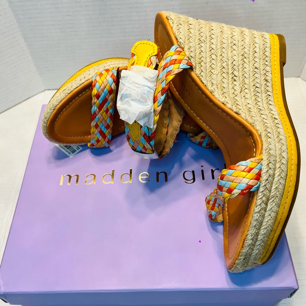 Size: 8.5
Brand: Steve Madden Multi Color Wedge Heels
